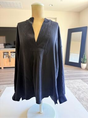 VINCE all silk business professional V-Neck Blouse Office attire top Medium